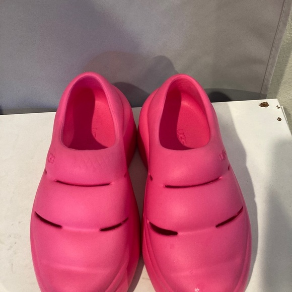 UGG Kids Pink Slip-On Shoes size 4 - Picture 2 of 5